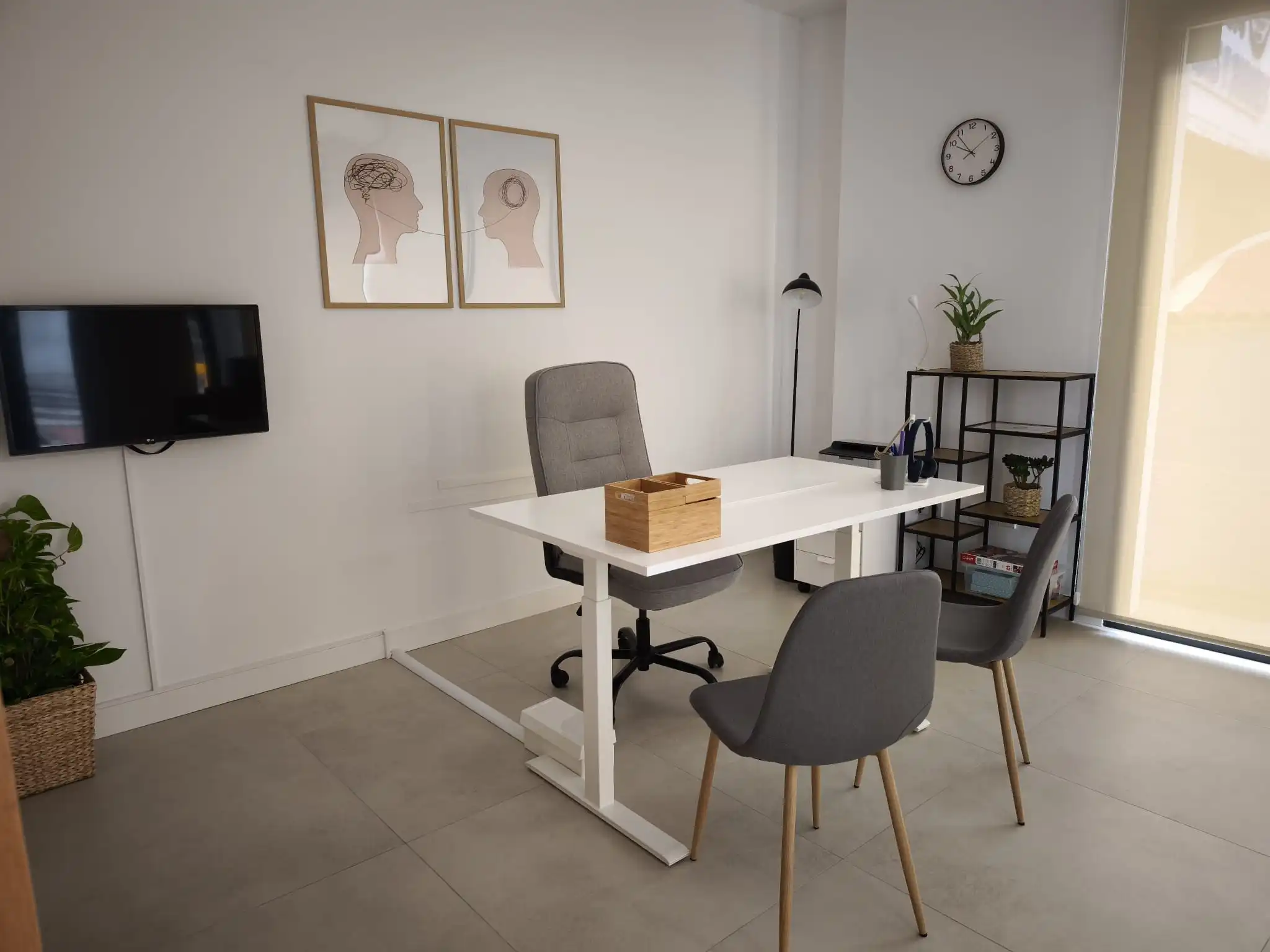 Sala de terapia en Adeje — sillones y ambiente cálido